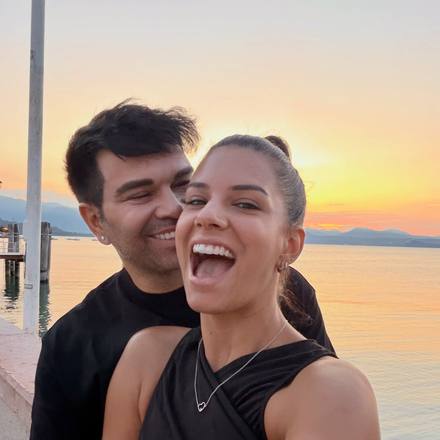 Lei: “Facciamo una foto romantica al tramonto.” 🌅 Noi, 3 secondi dopo: 😂😂😂 Wedding loading… 09.09.2026 💍❤️