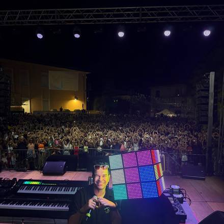 Ajò Sardegna! ❤️‍🔥 Una piazza, mille voci e quell’energia che solo quest’isola sa regalare. Sardegna, ogni vo…